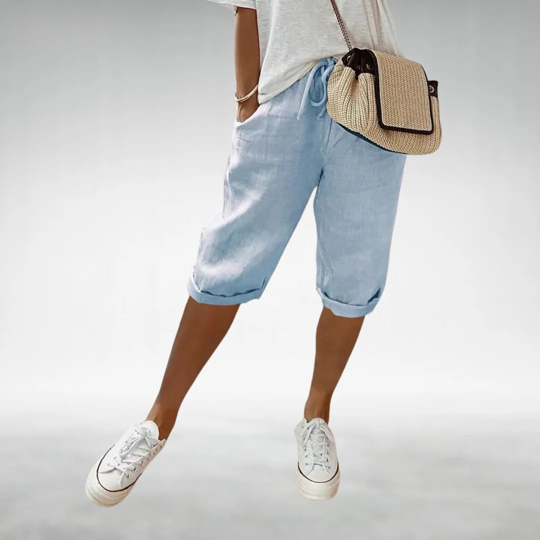Sophie Capri Pants with a Relaxed Fit in Blue