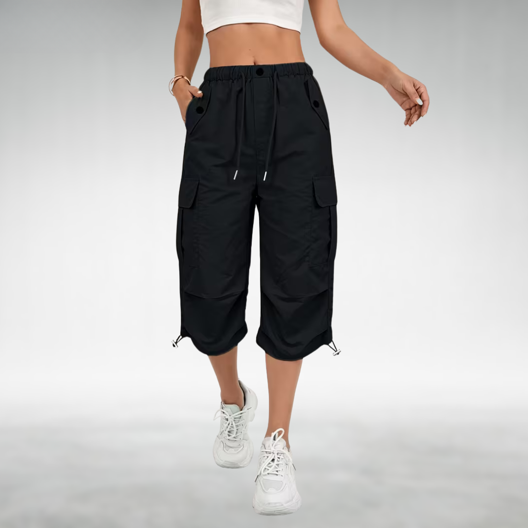 Women's Relaxed Fit Cargo Pants in Black