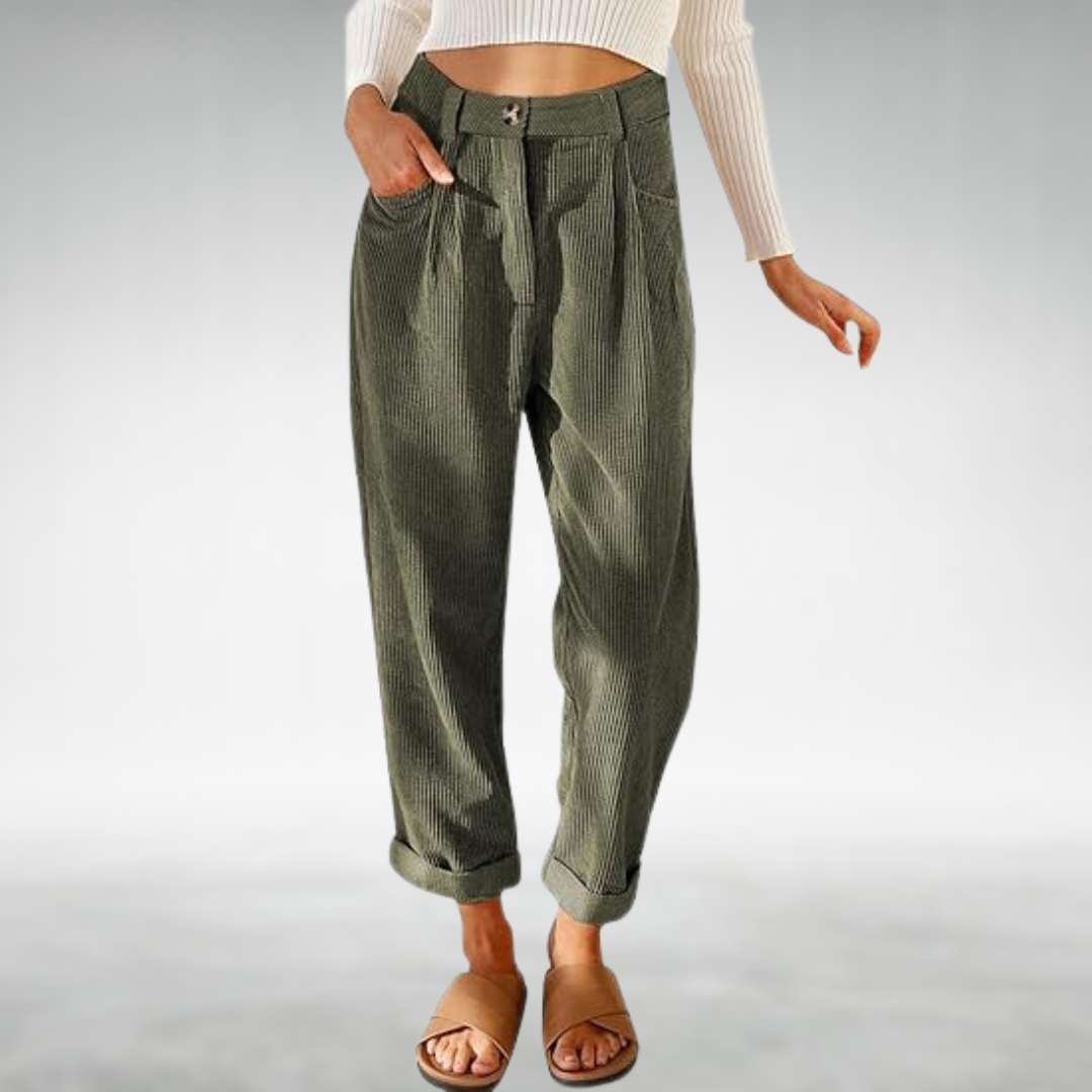Jane Capri Pants with a Relaxed Fit in Green