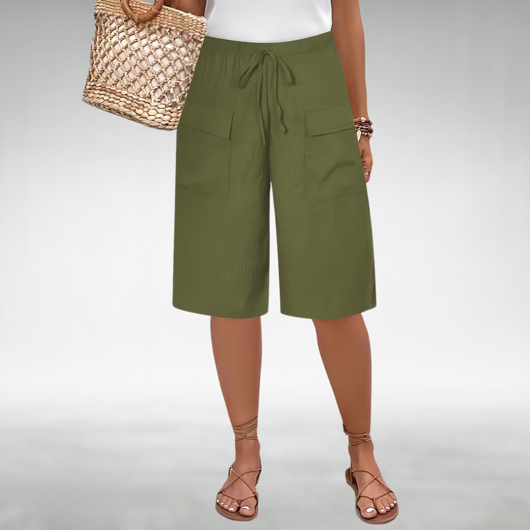 Carmen Capri Pants with a Relaxed Fit in Green