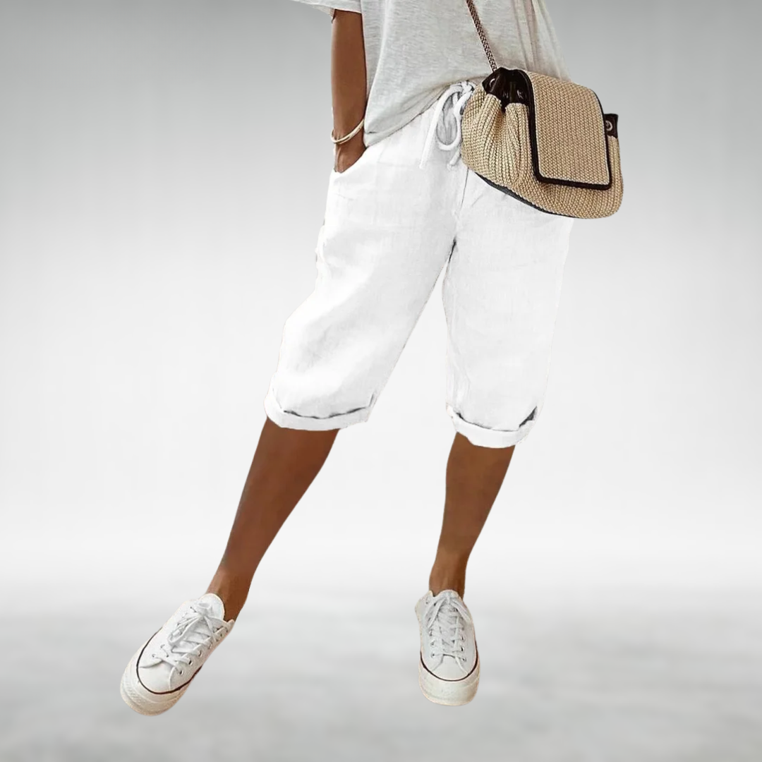 Sophie Capri Pants with a Relaxed Fit in White