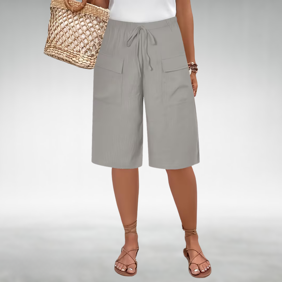 Carmen Capri Pants with a Relaxed Fit in Gray