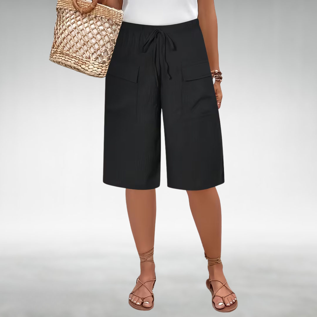Carmen Capri Pants with a Relaxed Fit in Black