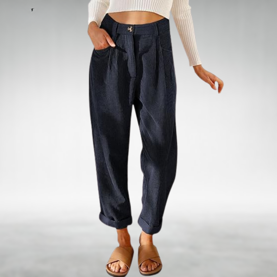 Jane Capri Pants with a Relaxed Fit in Blue