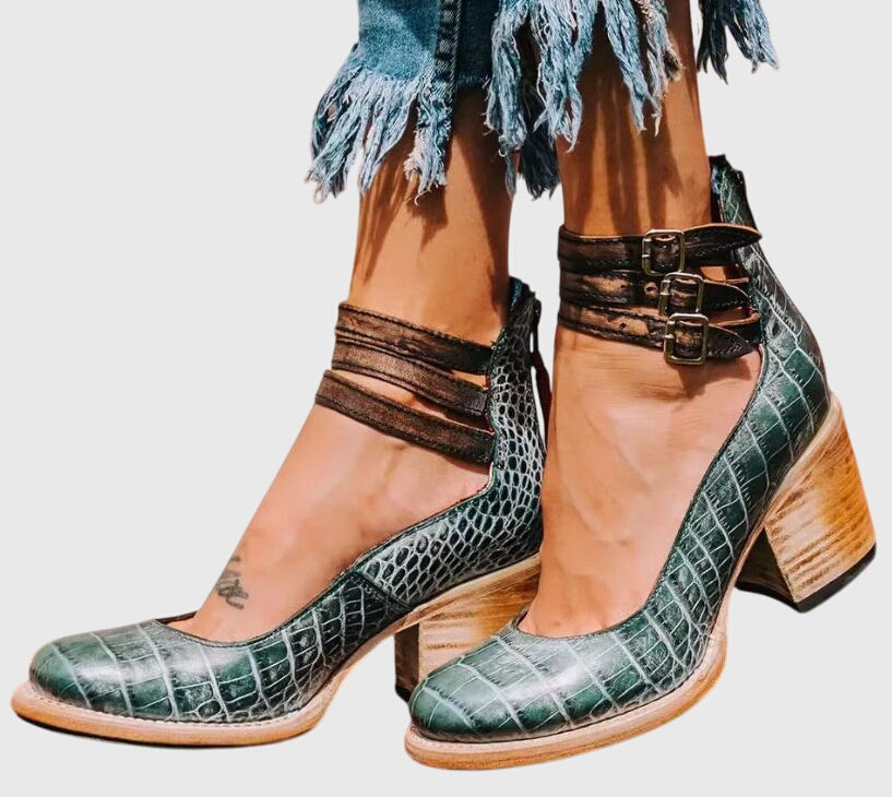 Women's Elegant and Comfortable Sandals in Green snake