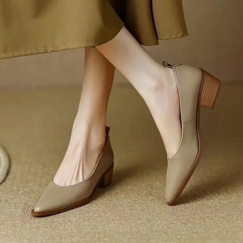 Emma Classic Pumps in Beige