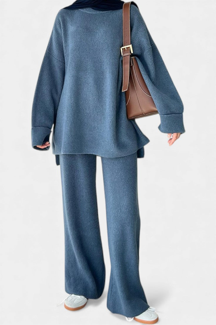 Relaxed Ensemble with Round Neckline and Flowing Pants in Blue