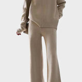 Women's Chic & Relaxed Casual Outfit in Light Khaki