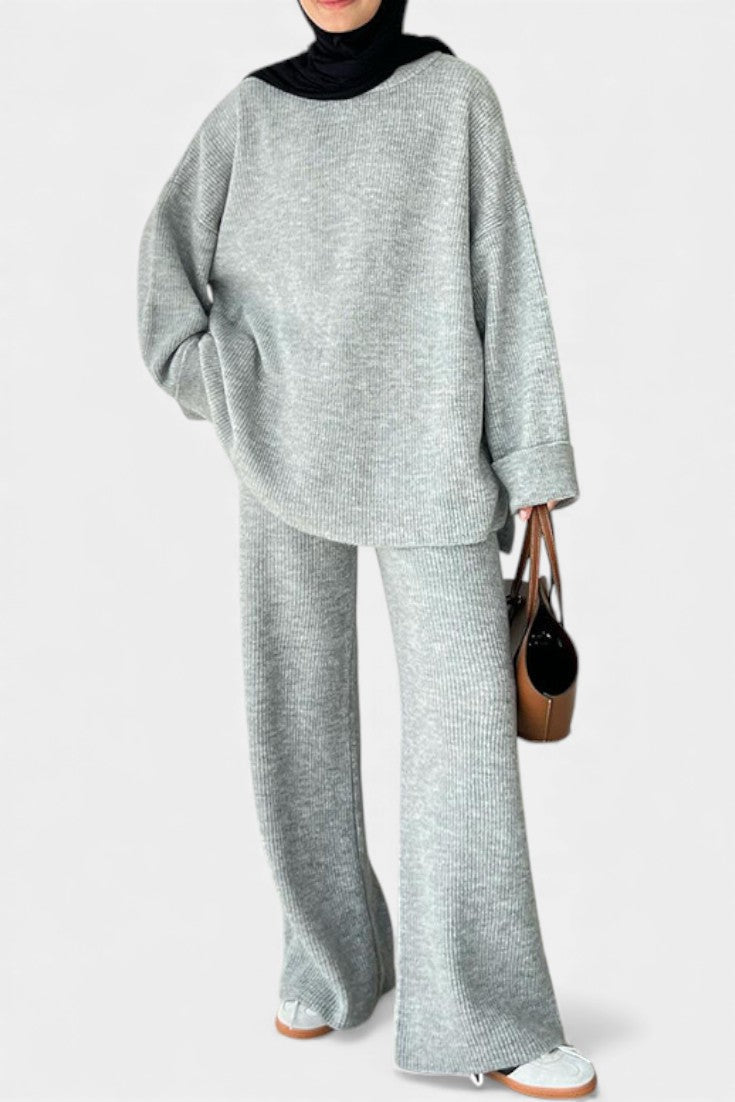 Relaxed Ensemble with Round Neckline and Flowing Pants in Grandma Gray
