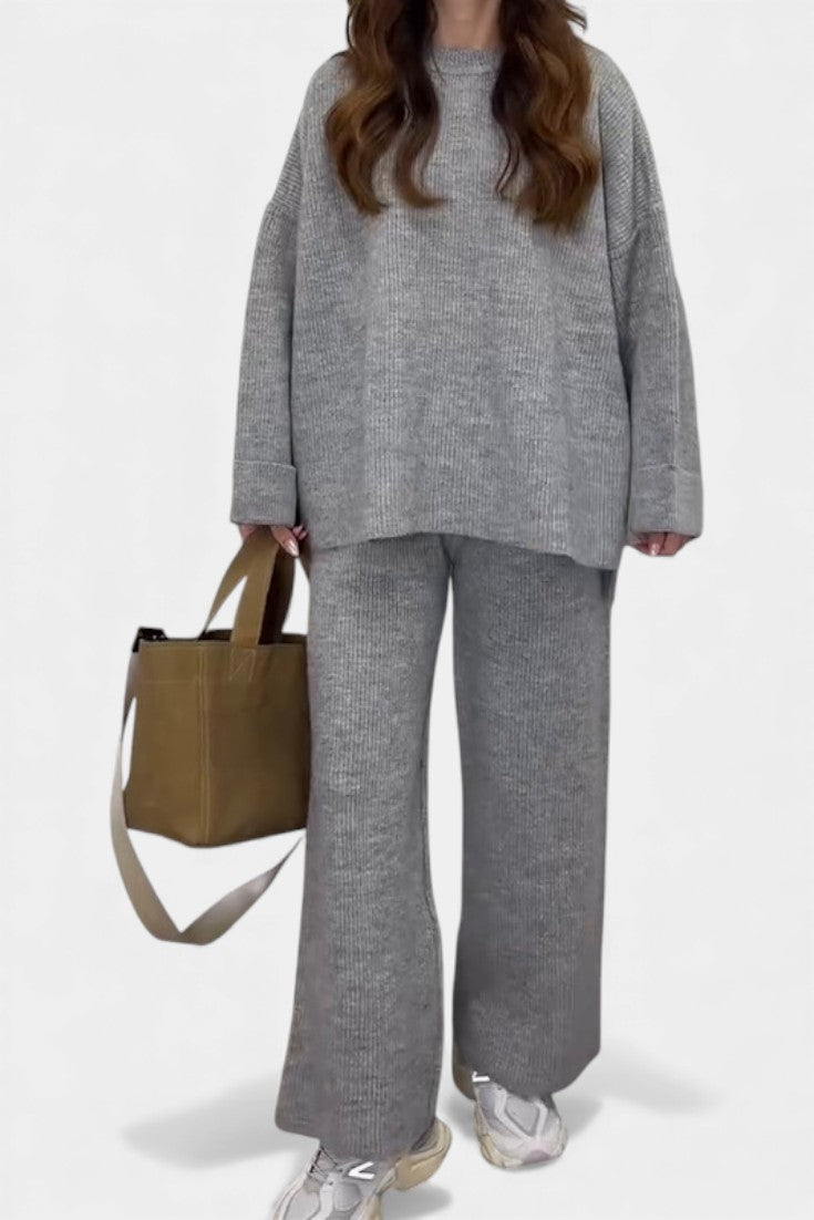 Relaxed Outfit with Round Neck Top and Flowing Pants in Light Gray