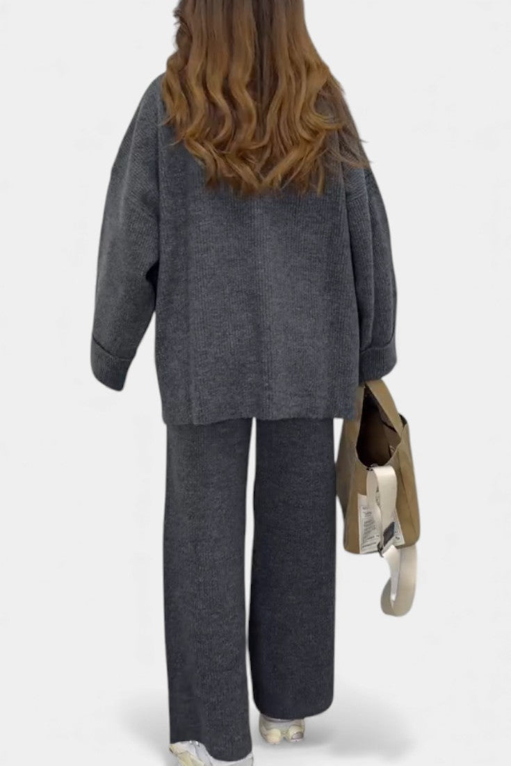 Relaxed Outfit with Round Neck Top and Flowing Pants, photo 3